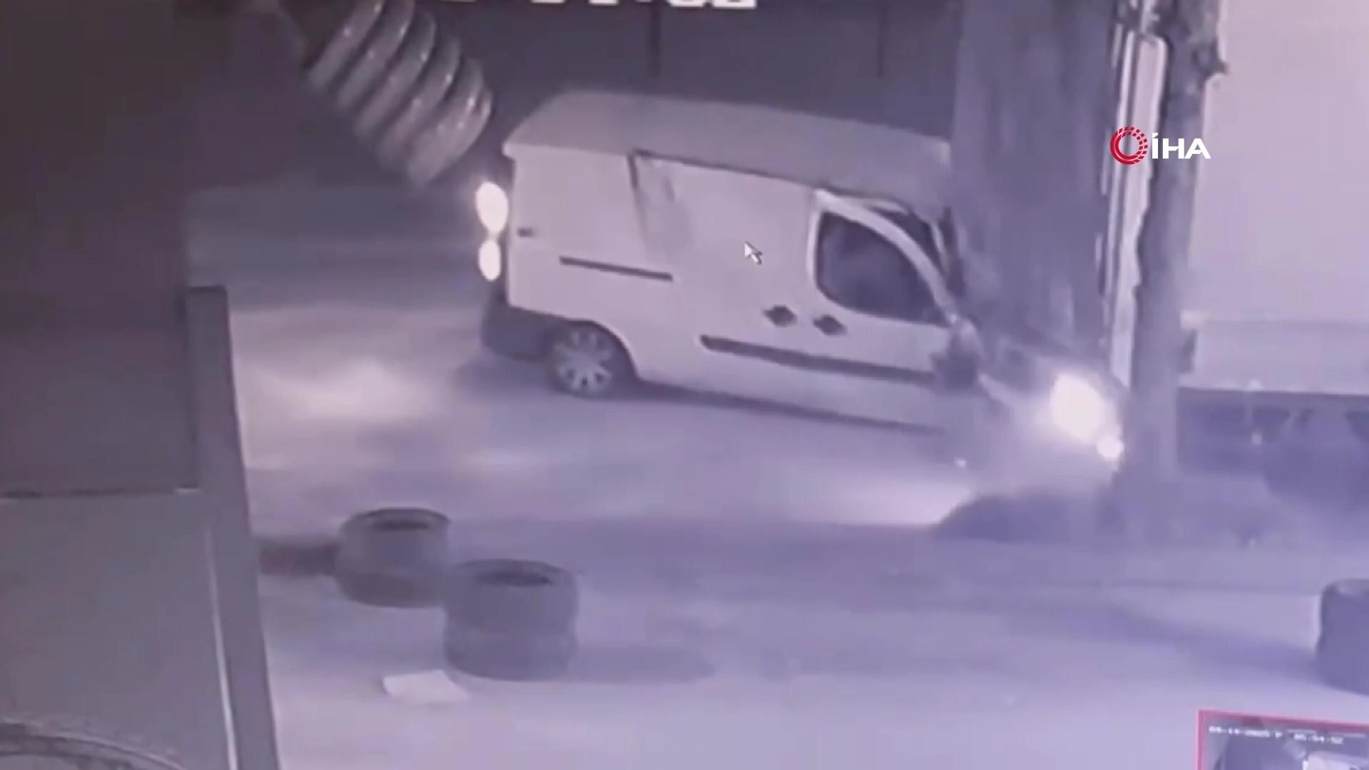 Tırın arkasına ok gibi saplandı!